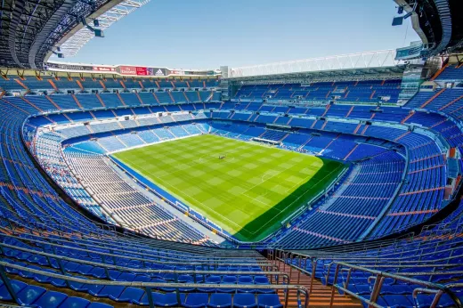 L’augmentation des revenus : comment les clubs de football européens maximisent leurs profits en transformant les stades en vaches à lait